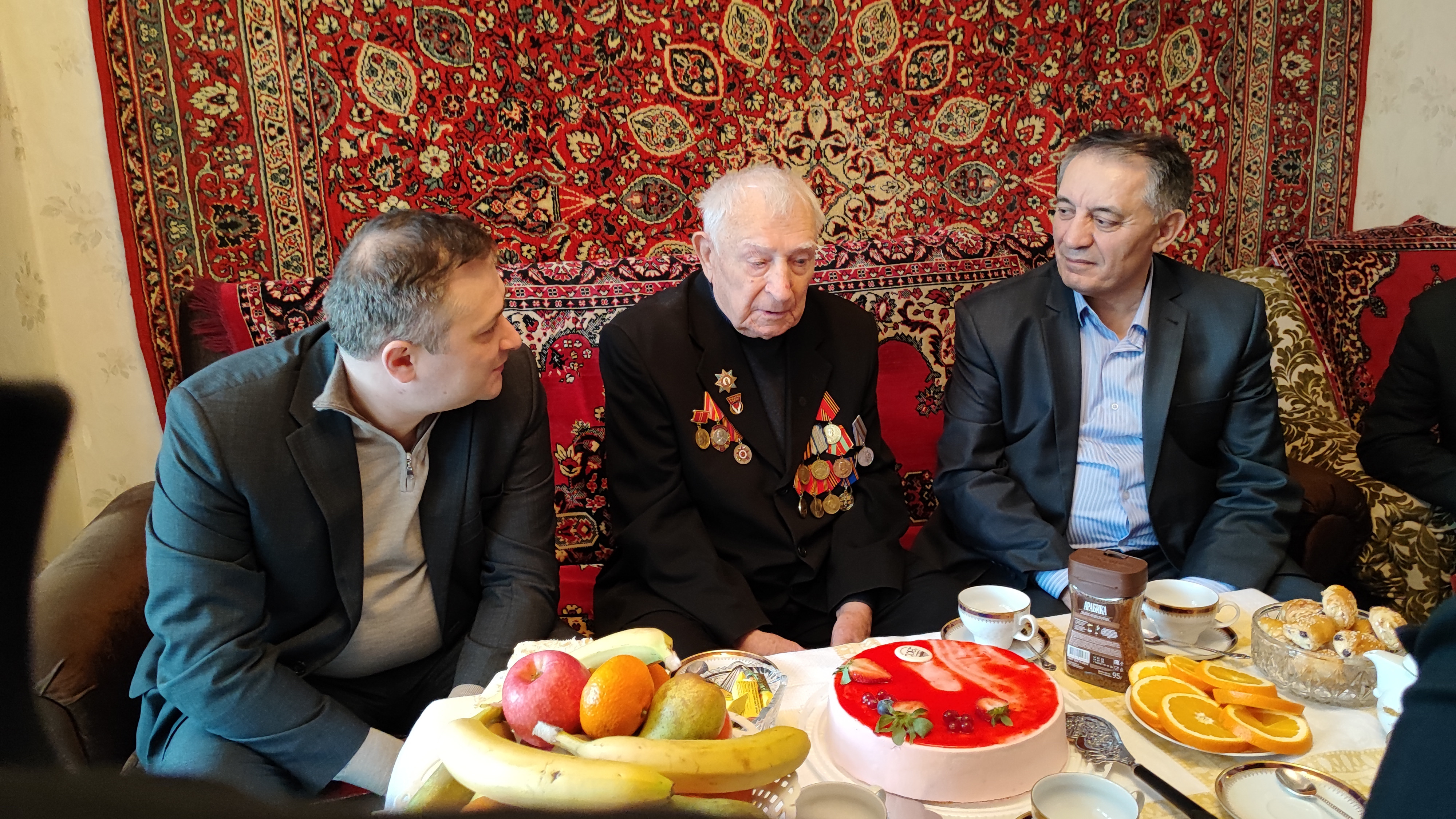 Вице-премьер Абдурахман Махмудов и министр труда Мурад Казиев поздравили с Днем защитника Отечества участника Великой Отечественной войны Юрия Антоновича Петрухина